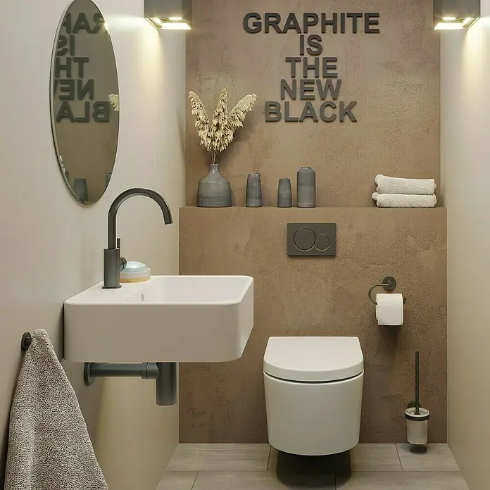 Lenz WC-Kombi-Bürstengarnitur Sivo - 4 -tlg., Graphit - Modernes Badezimmer mit weißem Waschbecken, WC und Spiegel. Die Wandgestaltung in Braun und Grau verleiht dem Raum eine edle Note.
