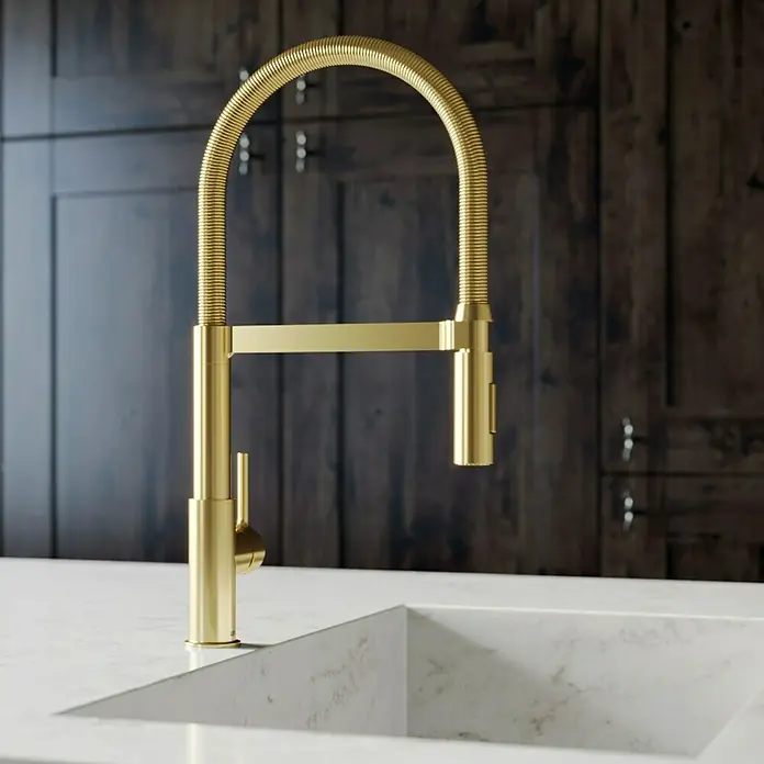 Lenz Spültischarmatur Aluna - Gold, Matt - Moderne goldene Küchenarmatur mit flexiblem Auslauf und klaren Linien, montiert auf einer stilvollen Kücheninsel.