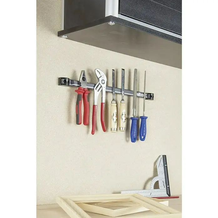 Wolfcraft Barra magnética 6806000 - Largo: 46 cm - Herramientas colgando en una barra magnética, debajo banco de trabajo con marco de madera y ángulo.