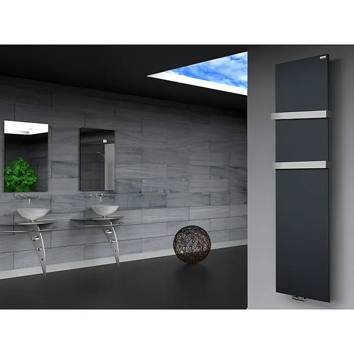 Szagato Designheizkörper Manhattan 3 - B x H: 470 x 1.800 mm, Wärmeleistung bei Vorlauftemperatur von 75 °C (D: 50): 1.118 W, Anthrazit, Mit 2 Handtuchhalter (50 mm) - Ein moderner, schwarzer Glasheizkörper mit zwei Handtuchhaltern, der Eleganz und Funktionalität in jedes Badezimmer bringt.