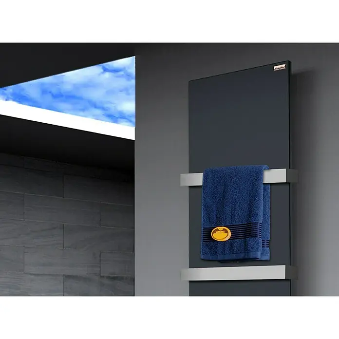 Szagato Designheizkörper Manhattan 3 - B x H: 470 x 1.800 mm, Wärmeleistung bei Vorlauftemperatur von 75 °C (D: 50): 1.118 W, Anthrazit, Mit 2 Handtuchhalter (50 mm) - Handtuchwärmer mit blauem Handtuch im Badezimmer. Die Heizung ist an einer grauen Wand montiert.