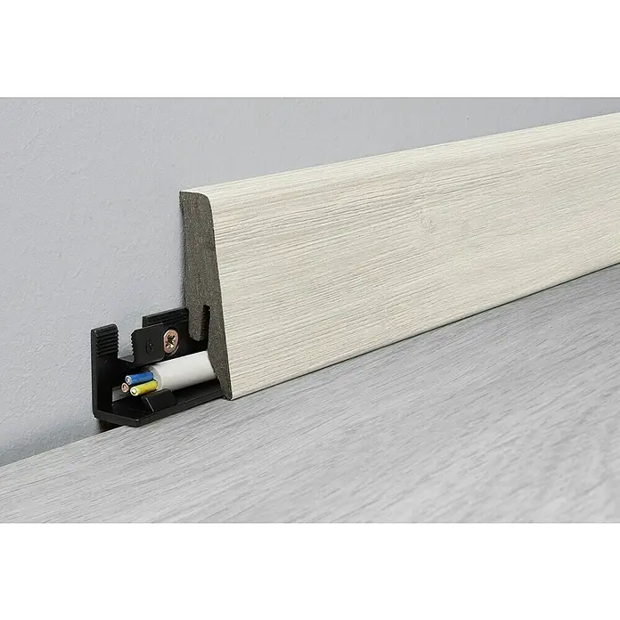 LOGOCLIC Aquaprotect Sockelleiste K58 Beach Oak - 260 cm x 18 mm x 58 mm, MDF/HDF - Nahaufnahme einer Sockelleiste mit integriertem Kabelkanal, ideal zur versteckten Kabelführung, kombiniert Funktionalität mit Ästhetik.