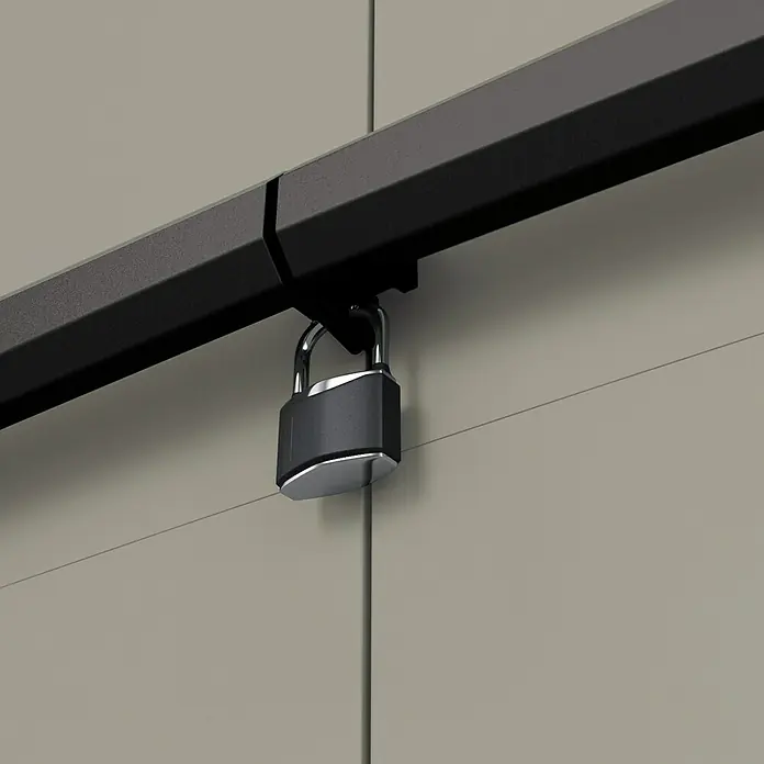 Keter Armario multiusos de plástico  Planet - L x An x Al: 39 x 68 x 173 cm - Primer plano de un candado gris que cuelga de un riel de metal negro, ofreciendo seguridad y protección.