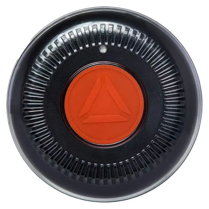 Luz de emergencia ON TIKUAK V16 IoT - Apto para: Avería en el vehículo - Primer plano de un botón de emergencia redondo con un triángulo rojo en el centro, rodeado por una carcasa negra con ranuras.