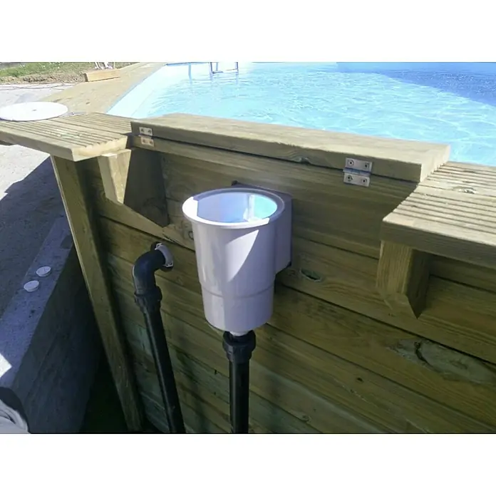 Gre Holz-Pool Macadamia - L x B x H: 632 x 335 x 130 cm, Naturbraun, 17.900 l - Nahaufnahme eines Poolskimmer aus weißem Kunststoff mit Rohrleitungen an einer Holzpoolseite.