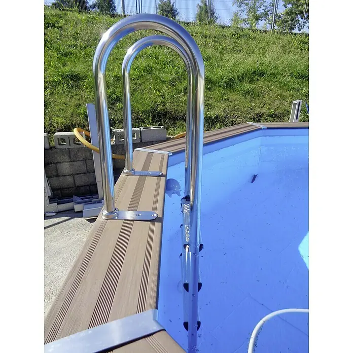Gre Avantgarde WPC-Pool - L x B x H: 524 x 386 x 124 cm, 16.210 l, Dunkelgrau - Poolleiter aus Edelstahl mit braunem Podest, perfekt für einfachen und sicheren Zugang zum Schwimmbecken im Garten.