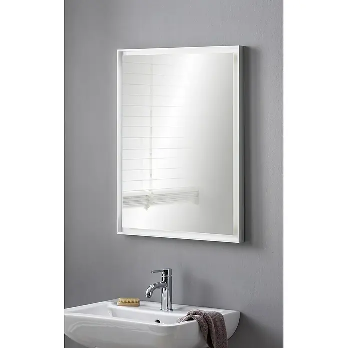 Camargue Lichtspiegel Scope - 60 x 80 cm, Leuchtmittel - Ein rechteckiger Spiegel mit weißem Rahmen hängt über einem Waschbecken, das eine Bürste und ein Handtuch enthält.