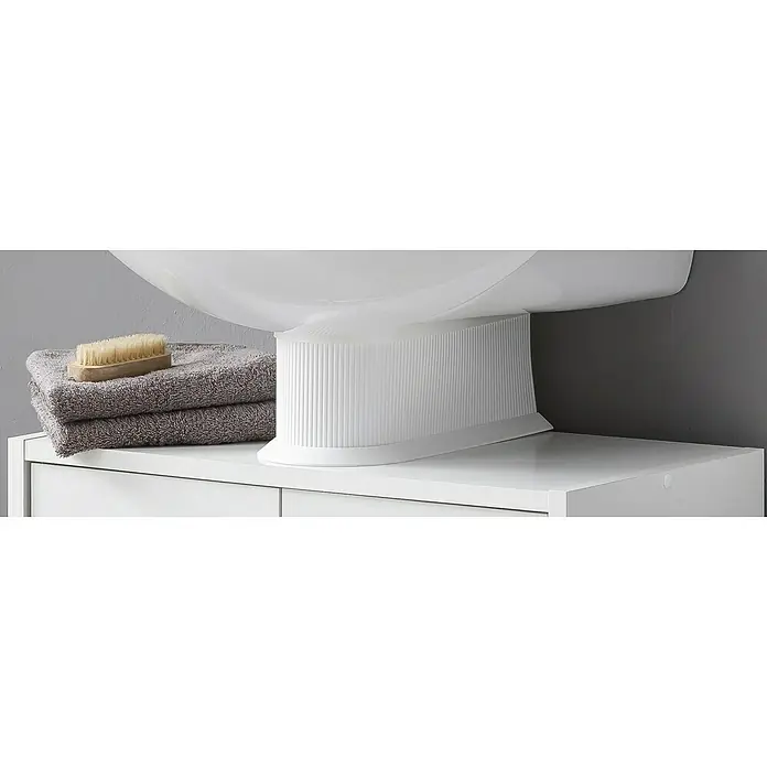 Siphonverkleidung - Kunststoff, Weiß - Nahaufnahme eines modernen, weißen Waschbeckens mit Handtüchern und einer Bürste auf einem weißen Waschtisch. Stilvolles Bad-Design.