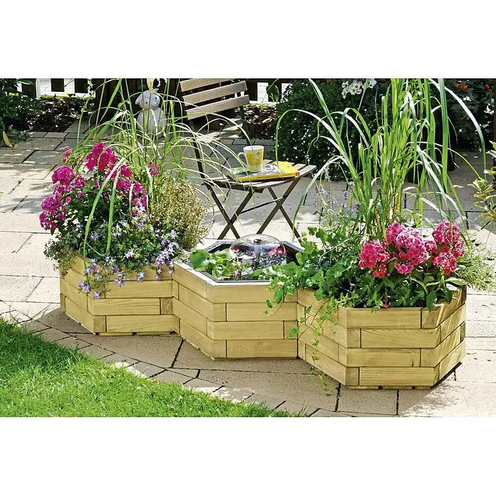 Pflanztopf Carina - Außenmaß (Ø x H): 60 x 29 cm, Holz - Mehrteiliger Pflanzkasten aus Holz mit integriertem Wasserspiel, bepflanzt mit üppigen Blumen und Gräsern für Garten und Terrasse.