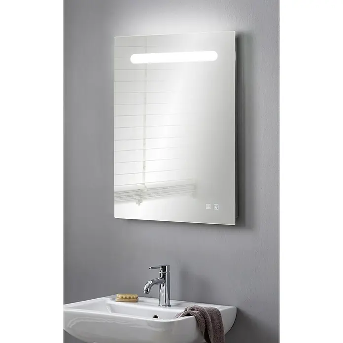 Camargue Lichtspiegel Calor - 60 x 80 cm, Sensor - Ein moderner Badezimmerspiegel mit integrierter Beleuchtung hängt über einem Waschbecken mit Armatur.