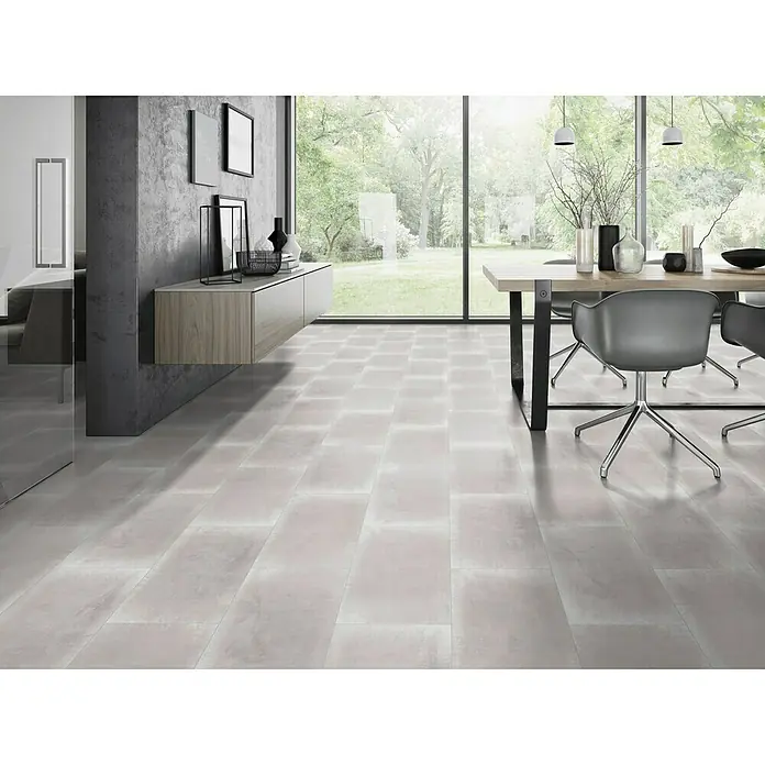 Classen Vinylbodenmuster GreenVinyl Light Stone - 300 x 310 x 4 mm, Fliesenoptik - Ein geräumiges Zimmer mit einem stilvollen Esstisch und passenden Stühlen, hervorgehoben durch einen modernen Bodenbelag in Steinoptik.