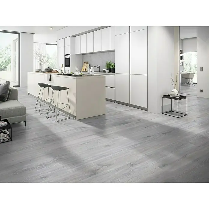 Classen Vinylbodenmuster GreenVinyl Eiche gekalkt Grau - 300 x 173 x 4 mm, Landhausdiele - Heller Raum mit grauem Holzboden, Kücheninsel und minimalistischem Design für ein modernes Ambiente.