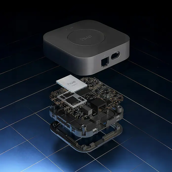 Philips Hue Steuerzentrale Bridge Pro - Schwarz, L x B x H: 9,2 x 9,2 x 2,6 cm - Nahaufnahme des Philips Hue Bridge Pro mit abgenommener Abdeckung, die die internen Komponenten zeigt.
