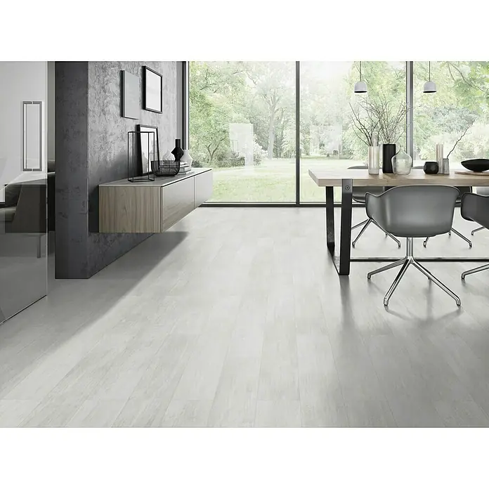 Classen Vinylbodenmuster GreenVinyl Pinie Weiß - 300 x 173 x 4 mm, Landhausdiele - Elegantes Interieur mit hellem Bodenbelag, schwebendem Sideboard und modernem Esstisch unter Pendelleuchten, das ein stilvolles Ambiente schafft.