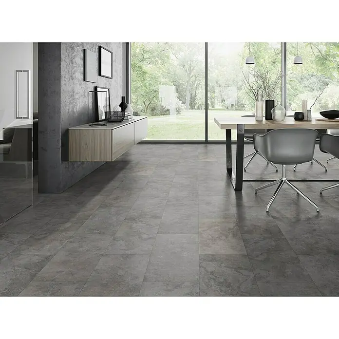 Classen Vinylbodenmuster GreenVinyl Nimbus Dark - 300 x 310 x 4 mm, Fliesenoptik - Moderner Raum mit großformatigen grauen Bodenfliesen, die eine elegante und pflegeleichte Oberfläche bieten. Ideal für stilvolle Wohnbereiche.