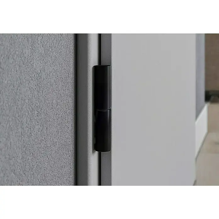 Diamond Doors Zimmertürgarnitur Black Panther L-Form Premium PVD - Stärke Tür: 38 mm - 45 mm, Profilzylinder, Edelstahl, L-Form - Schwarzes Türscharnier an einer weißen Tür, das die Tür mit einem grauen Rahmen und einer grauen Wand verbindet.