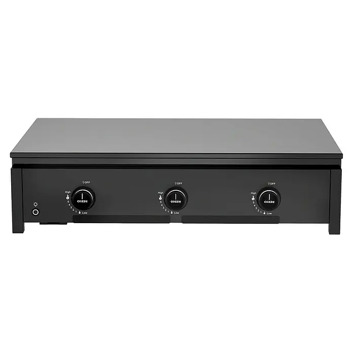Cozze Plancha-Grill Combo 900 - Grillfläche (B x T): 79,3 x 46,3 cm, 7,5 kW, Anzahl Brenner: 3 Stk. - Ein schwarzer Cozze Gasgrill mit drei Reglern zur Temperatureinstellung. Er ist modern und für den Außenbereich konzipiert.