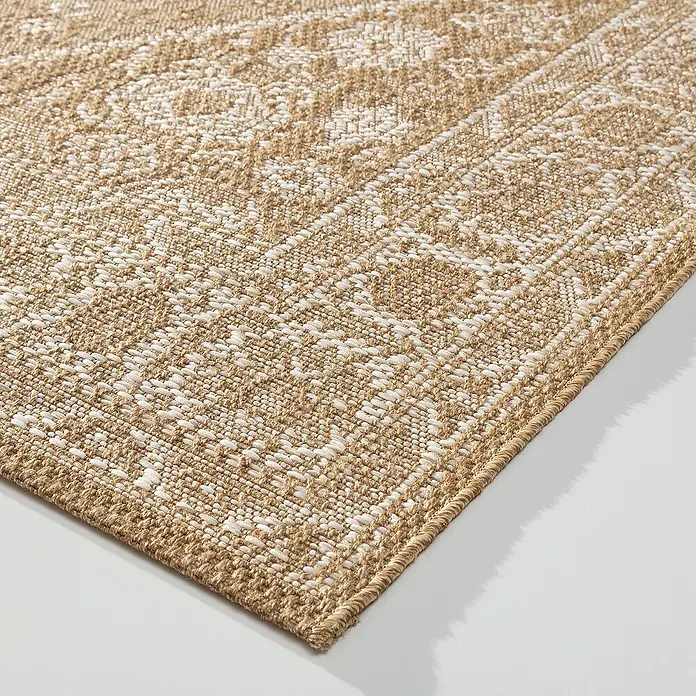 Dekoria Flachgewebeteppich - karamellfarben, 230 x 160 cm - Nahaufnahme eines beigen Outdoor-Teppichs mit Muster, ideal für Terrasse oder Balkon. Robuste Verarbeitung für den Außenbereich.