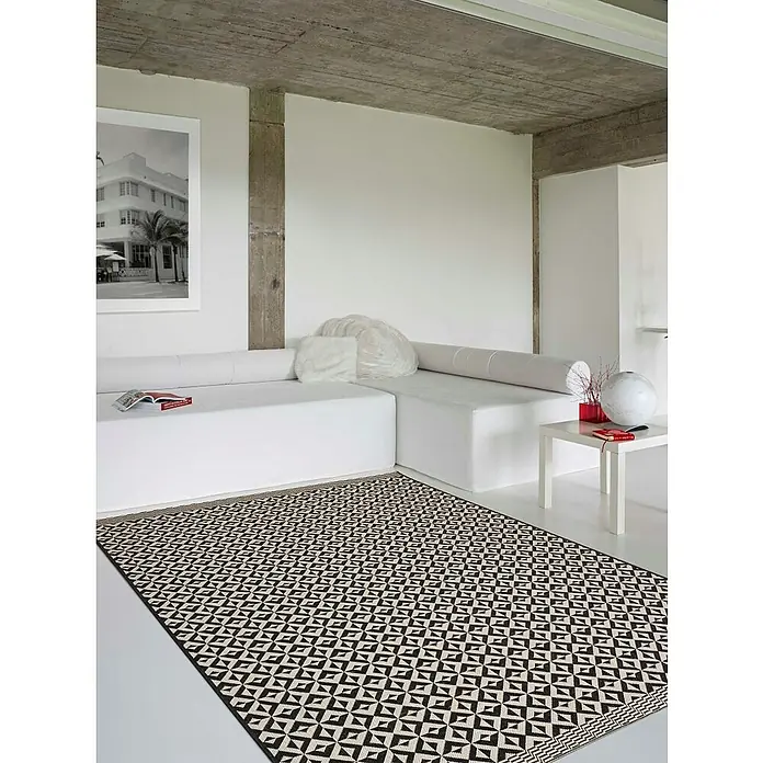 Dekoria Flachgewebeteppich - weiß, schwarz, 170 x 120 cm - Ein modernes Wohnzimmer mit einem geometrischen Teppich in Schwarz und Beige, der den Raum optisch aufwertet und ihm Struktur verleiht.