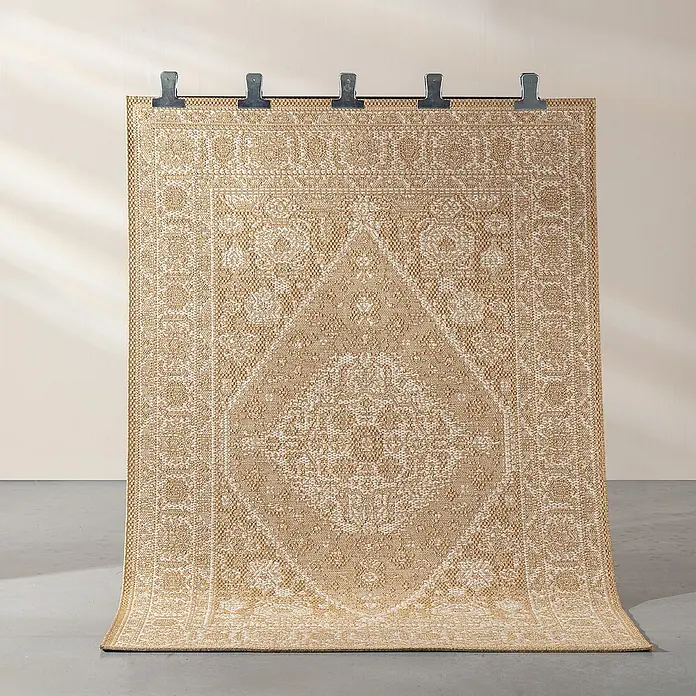 Dekoria Flachgewebeteppich - karamellfarben, 230 x 160 cm - Beigefarbener Teppich mit geometrischen Mustern und orientalischen Elementen, aufgehängt zur Präsentation.