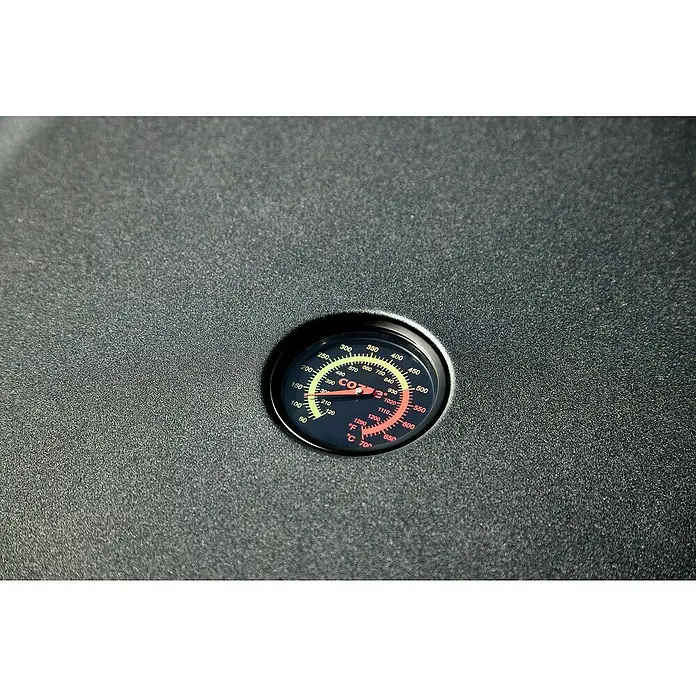 Cozze Pizzaofen Black Edition 13" mit drehbarem Pizzastein - Durchmesser Grillfläche: 34,5 cm, 6 kW - Nahaufnahme eines COZ3-Thermometers, das in ein schwarzes, strukturiertes Material eingebettet ist und die Temperatur in Grad Fahrenheit und Celsius anzeigt.
