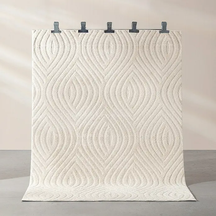Dekoria Flachgewebeteppich - creme - Ein weicher, beiger Badteppich mit einem abstrakten Muster, aufgehängt mit Klammern, für ein elegantes Badezimmerambiente.
