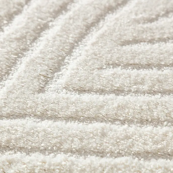 Dekoria Flachgewebeteppich - creme - Nahaufnahme eines weißen Teppichs mit einem geometrischen Muster, das eine weiche und einladende Textur zeigt.