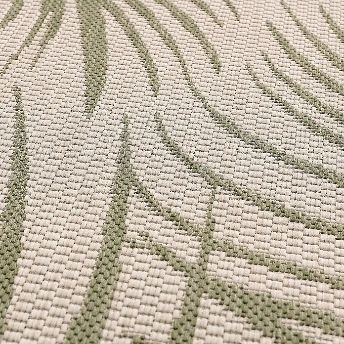 Dekoria Flachgewebeteppich - grün, beige - Nahaufnahme eines gemusterten Outdoor-Teppichs mit stilisierten grünen Palmwedeln auf beigem Grund, der Textur und Design hervorhebt.