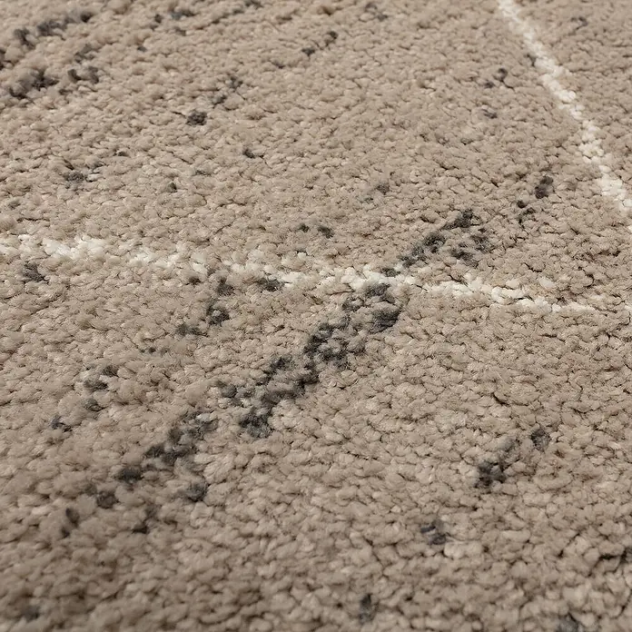 Dekoria Flachgewebeteppich - beige, braun - Nahaufnahme eines beigen Teppichs mit abstraktem Muster und weißen Linien. Der Teppich hat eine weiche Textur.