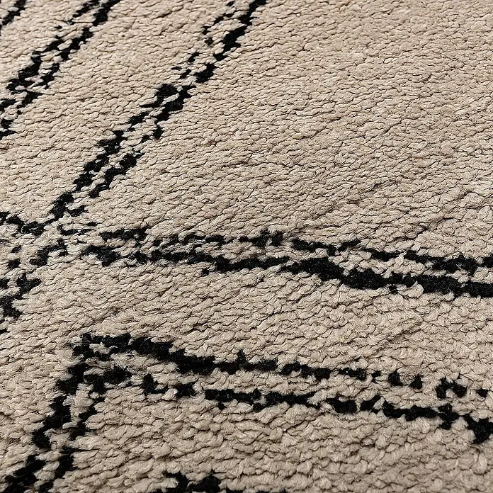 Dekoria Flachgewebeteppich - beige, 170 x 120 cm - Detailaufnahme eines Berberteppichs mit cremefarbenem Grund und schwarzen, geometrischen Mustern, die dem Teppich eine moderne Note verleihen.