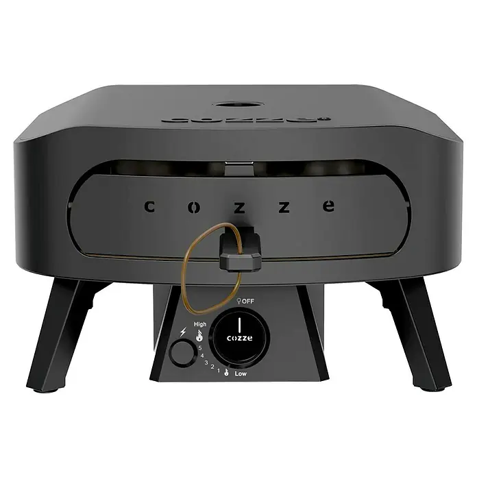 Cozze Pizzaofen Black Edition 13" mit drehbarem Pizzastein - Durchmesser Grillfläche: 34,5 cm, 6 kW - Nahaufnahme eines Cozze Pizzaofens mit Temperaturregler und Gasanschluss, ideal für authentische Pizzaerlebnisse im Freien.