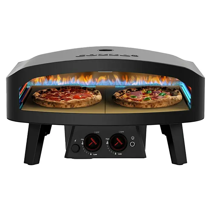 Cozze Pizzaofen Black Edition - Grillfläche (B x T): 60 x 60 cm - Frontansicht eines Cozze Pizzaofens in Betrieb, mit zwei fertig gebackenen Pizzen im Inneren.