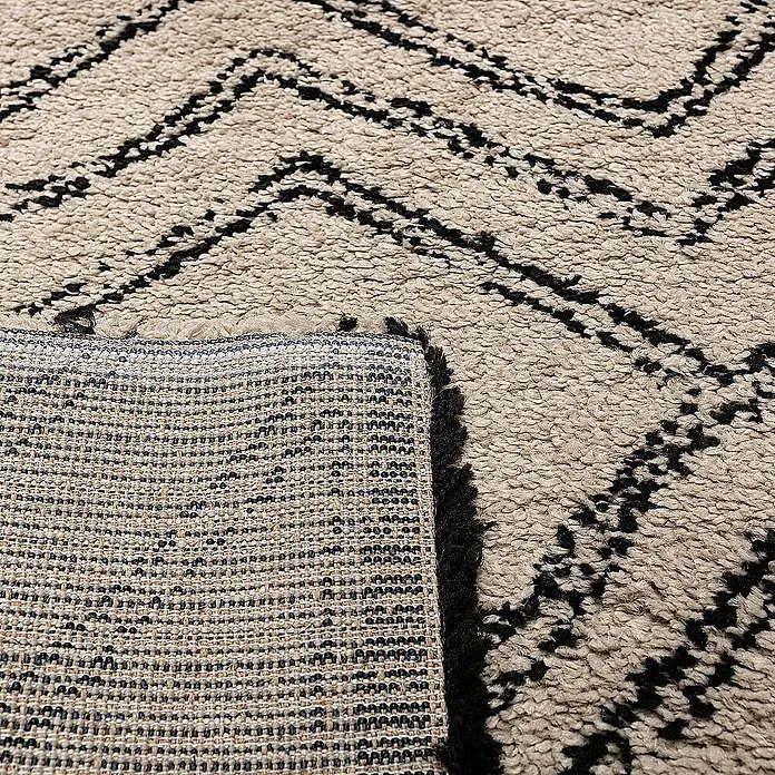 Dekoria Flachgewebeteppich - beige, 170 x 120 cm - Nahaufnahme eines Berberteppichs mit geometrischen Mustern in Beige und Schwarz, der die Textur und Details des Produkts hervorhebt.