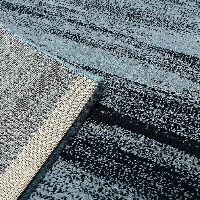Dekoria Flachgewebeteppich - schwarz, blau, 170 x 120 cm - Nahaufnahme eines blauen Teppichs mit dunklen Streifen und einer sichtbaren Teppichrückseite.