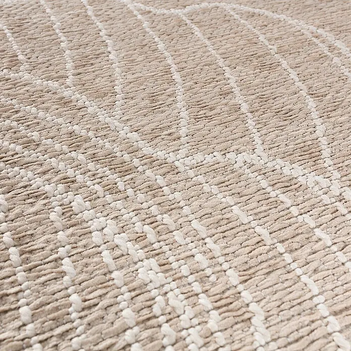 Dekoria Flachgewebeteppich - creme, beige, 170 x 120 cm - Nahaufnahme eines cremefarbenen Teppichs mit geometrischem Muster. Die Textur und das Design des Teppichs werden hervorgehoben.