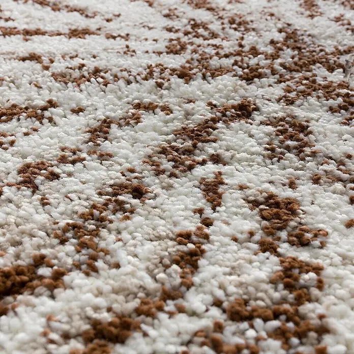 Dekoria Flachgewebeteppich - creme, beige, braun - Nahaufnahme eines Teppichs mit einem Muster aus weißen und braunen Fasern, das Textur und Weichheit betont.