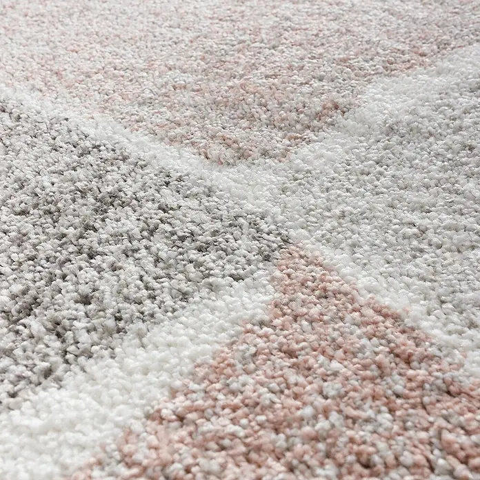 Dekoria Flachgewebeteppich - grau, pink, creme, bunt, 230 x 160 cm - Detailaufnahme eines Teppichs mit geometrischem Muster in Rosa, Weiß und Grau, der eine weiche Textur und ein modernes Design zeigt.