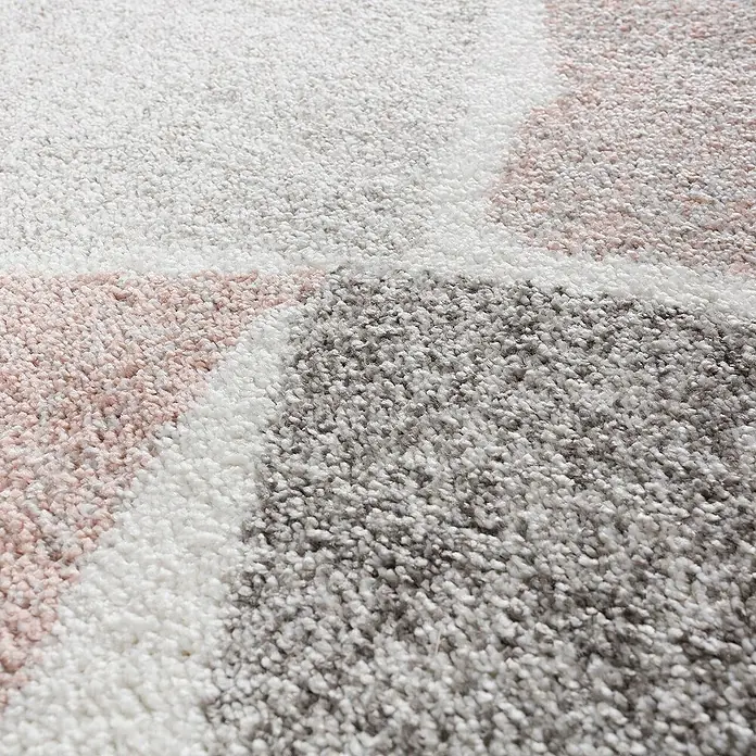 Dekoria Flachgewebeteppich - grau, pink, creme, bunt, 290 x 200 cm - Nahaufnahme eines Teppichs mit geometrischen Mustern in Weiß, Rosa und Grau. Weiche Textur des Teppichs betont Komfort und modernes Design.