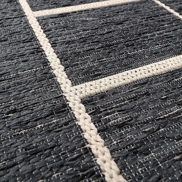 Dekoria Flachgewebeteppich - schwarz, 230 x 160 cm - Detailaufnahme eines schwarzen Teppichs mit cremefarbenem, geometrischem Muster, das eine stilvolle und moderne Textur zeigt.