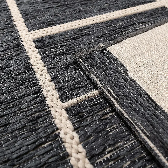 Dekoria Flachgewebeteppich - schwarz, 230 x 160 cm - Nahaufnahme eines gemusterten Teppichs mit dunklen und hellen Streifen, der eine strukturierte Oberfläche und ein interessantes Design zeigt.