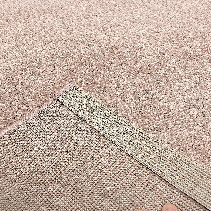 Dekoria Flachgewebeteppich - pink, 170 x 120 cm - Nahaufnahme eines flauschigen, rosafarbenen Teppichs mit Detailansicht der Textur und der Unterseite, die die hochwertige Verarbeitung zeigt.