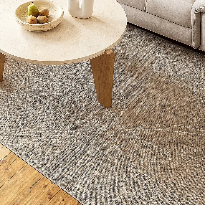 Dekoria Flachgewebeteppich - creme, beige - Detailaufnahme eines Teppichs mit floralem Muster unter einem Tisch mit Obstschale und Vase.