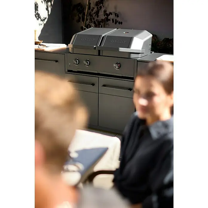 Cozze Elements Outdoorküchen-Modul Seitenschrank - Schwarz, B x T x H: 90 x 60 x 66,5 cm, Stahl - Bild eines modernen, grauen Gasgrills mit Schränken im Freien, ideal für sommerliche Grillabende mit Freunden und Familie.