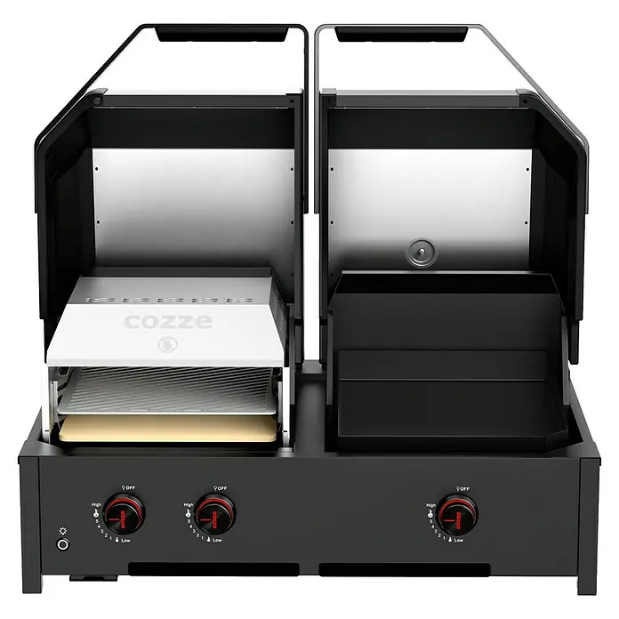 Cozze Hybrid-Grill Quattro 900 - Grillfläche (B x T): 72,7 x 34,5 cm, 13 kW, Anzahl Brenner: 3 Stk. - Produktansicht des Cozze Pizzaofens mit geöffnetem Deckel, der das Innere und die Bedienelemente zeigt.