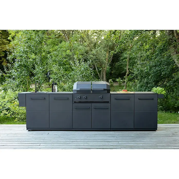 Cozze Elements Outdoorküchen-Modul Seitenschrank - Schwarz, B x T x H: 90 x 60 x 66,5 cm, Stahl - Stilvolle Außenküche mit Grill und Spüle, eingebaut in moderne, graue Schränke auf einer Holzterrasse. Ideal für Gartenpartys!