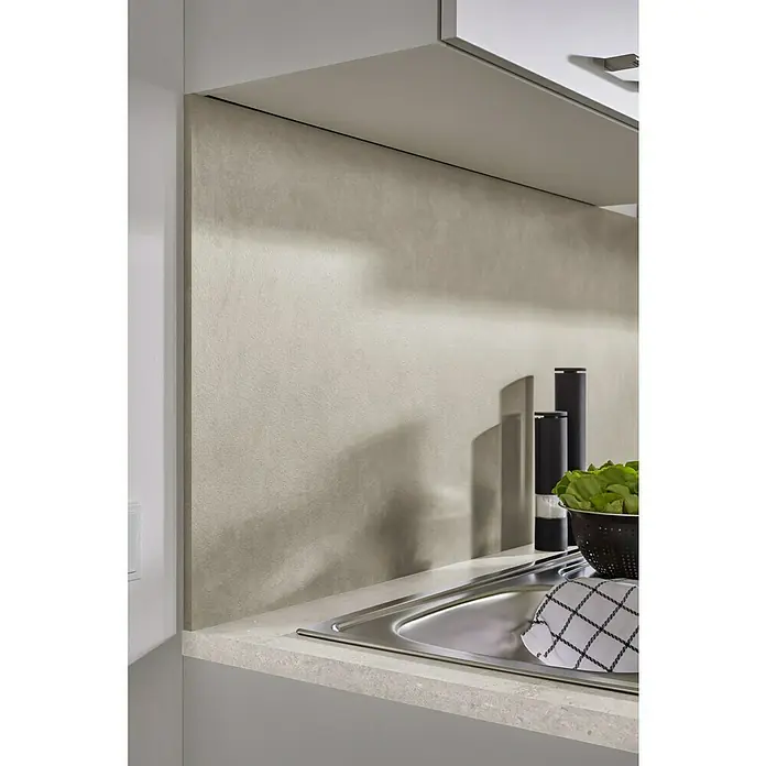 LOGOCLIC Küchenrückwand Fixmaß - Cloud Granada/Bronze Granada, 410 x 64 cm, Stärke: 13,4 mm - Küchenspüle mit Abtropffläche, umgeben von einer Arbeitsplatte und einer Wand. Salatschleuder und Gewürzmühlen stehen daneben.