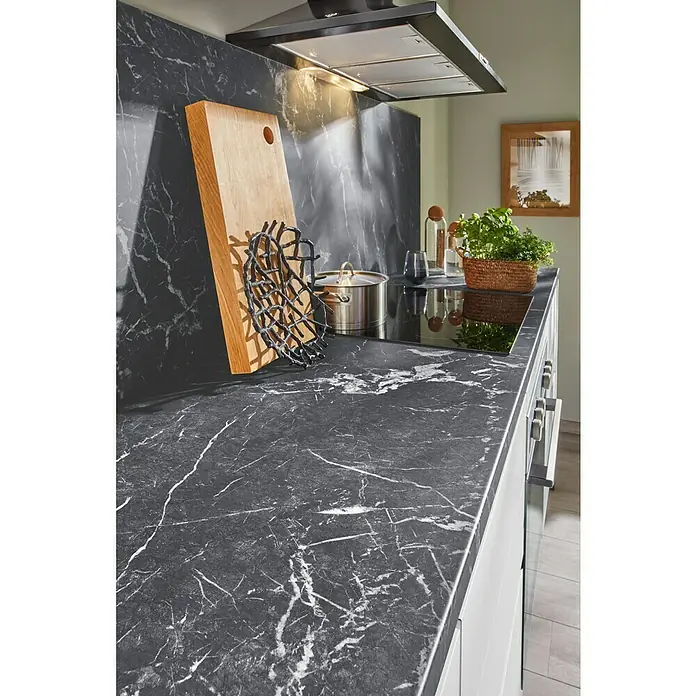 LOGOCLIC Küchenrückwand Fixmaß - Anthracite Granite/Proteus Black, 410 x 64 cm, Stärke: 13,4 mm - Küchenarbeitsplatte mit schwarzem Marmor-Effekt und verschiedenen Küchenutensilien. Ein modernes Design für jede Küche.