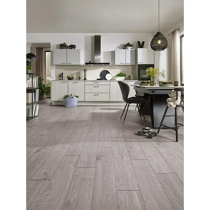LOGOCLIC Küchenarbeitsplatte nach Maß Elementa + - Titania Grey, Stärke: 2,5 cm, Breite: 65 cm - Helles skandinavisches Küchendesign mit Holzboden, Esstisch und Pendelleuchte. Die Küchenschränke sind weiß, die Arbeitsplatte ist aus hellem Holz.