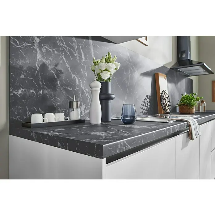 LOGOCLIC Küchenrückwand Fixmaß - Anthracite Granite/Proteus Black, 410 x 64 cm, Stärke: 13,4 mm - Elegante Küchentheke mit dunkler Marmorierung und weißen Schränken. Dekorative Elemente setzen stilvolle Akzente.