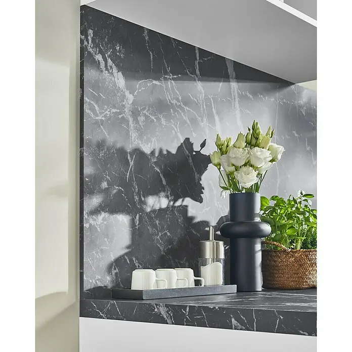 LOGOCLIC Küchenrückwand Fixmaß - Anthracite Granite/Proteus Black, 410 x 64 cm, Stärke: 13,4 mm - Stillleben mit Blumen in einer Vase, Tassen und einem Kräuterkorb auf einer Marmoroberfläche.